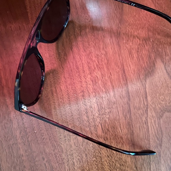 Burberry Designer Women’s Sunglasses - Picture 5 of 8